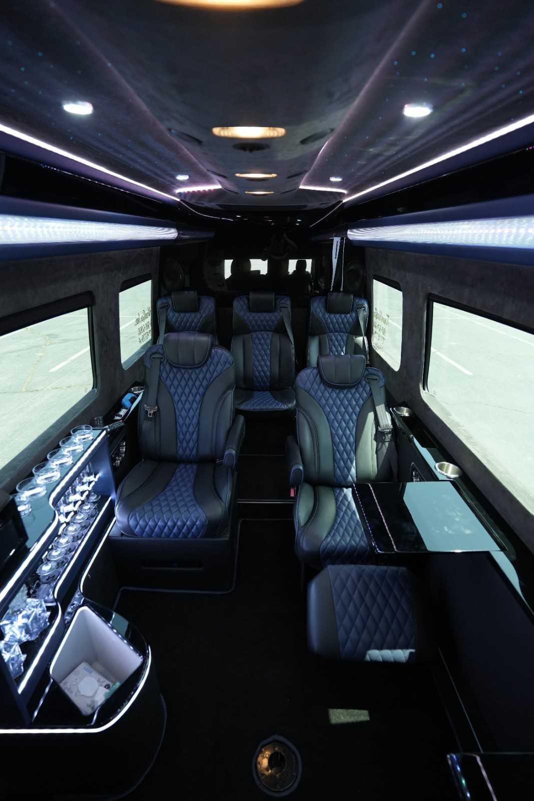 luxury-seats-with-complimentary-bar